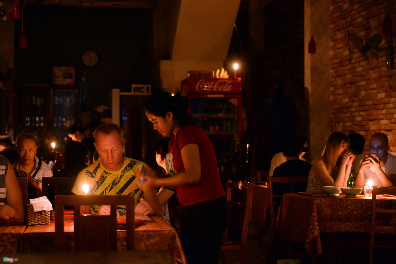 Nha Trang đêm đảo lộn sau trận bão lịch sử