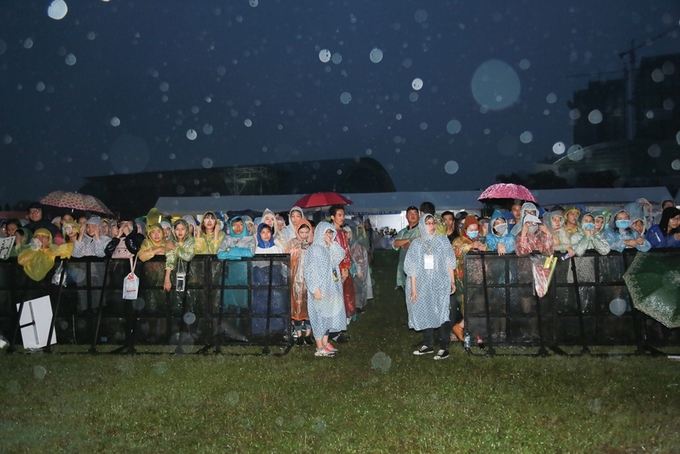 Fan Việt dầm mưa suốt năm giờ trong đêm nhạc T-ara