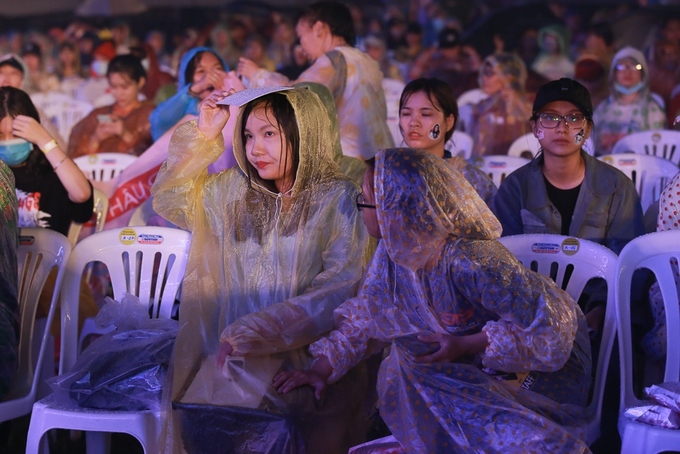 Fan Việt dầm mưa suốt năm giờ trong đêm nhạc T-ara