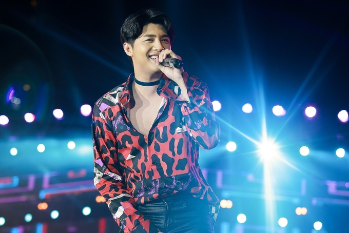 Fan Việt dầm mưa suốt năm giờ trong đêm nhạc T-ara