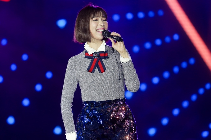 Fan Việt dầm mưa suốt năm giờ trong đêm nhạc T-ara