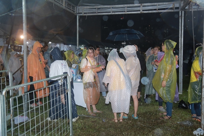 Fan Việt dầm mưa suốt năm giờ trong đêm nhạc T-ara