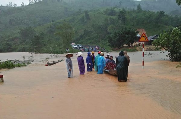 Miền Trung ngập sâu, giao thông tê liệt sau bão Damrey