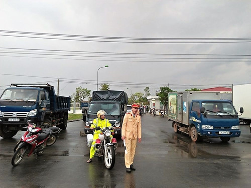 Hàng trăm tài xế, chủ xe tập trung phản đối tại Trạm thu phí Tasco