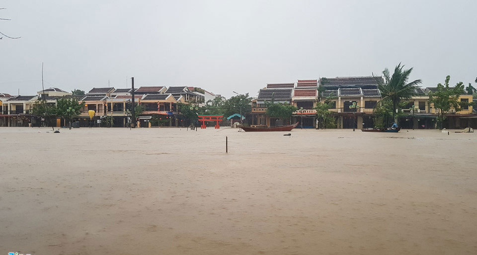 Phố cổ Hội An chìm trong biển nước