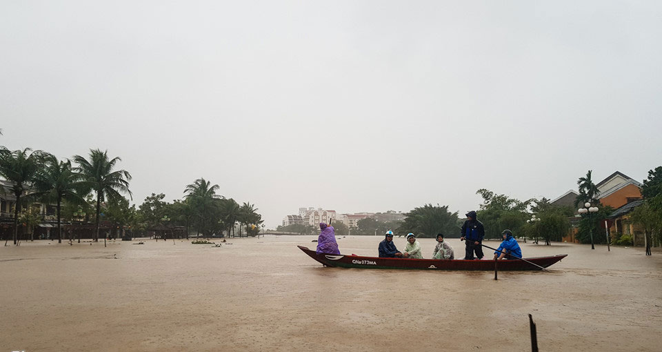 Phố cổ Hội An chìm trong biển nước