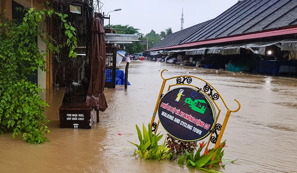 Phố cổ Hội An chìm trong biển nước