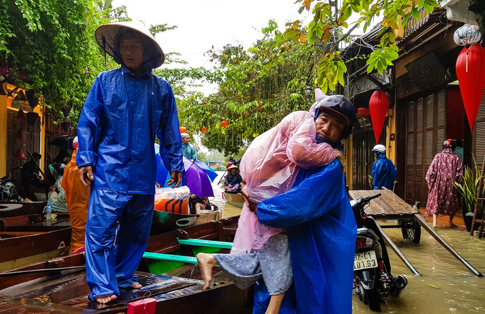 Phố cổ Hội An chìm trong biển nước