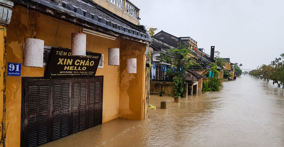 Phố cổ Hội An chìm trong biển nước