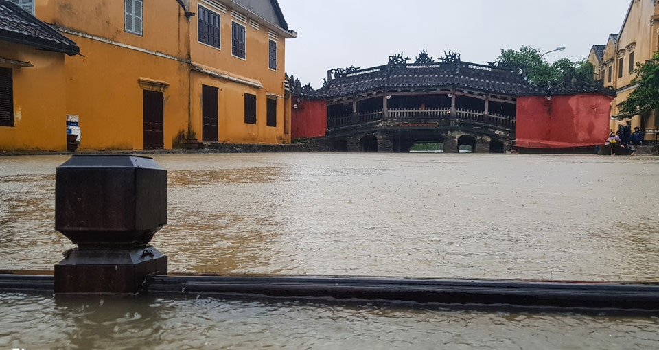 Phố cổ Hội An chìm trong biển nước