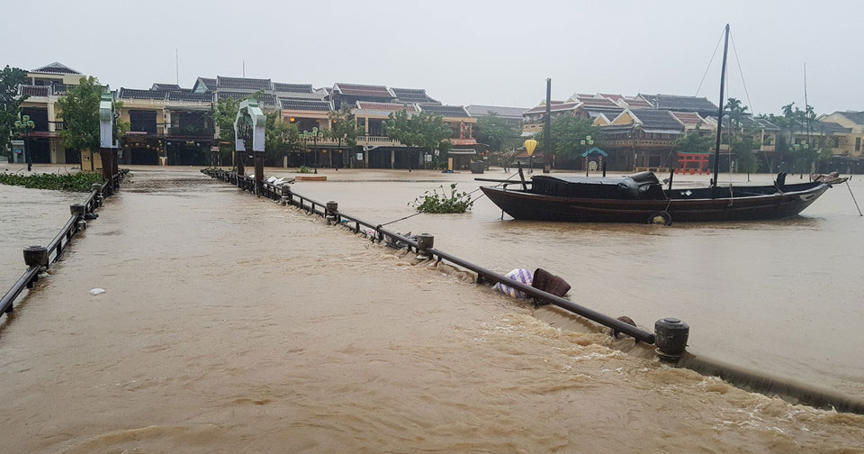 Phố cổ Hội An chìm trong biển nước
