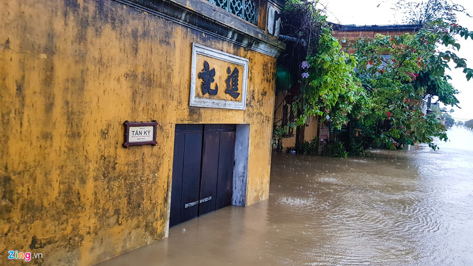Phố cổ Hội An chìm trong biển nước