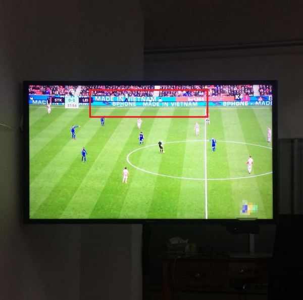 Biển quảng cáo Bphone xuất hiện tại giải Ngoại hạng Anh khiến fan Việt thích thú