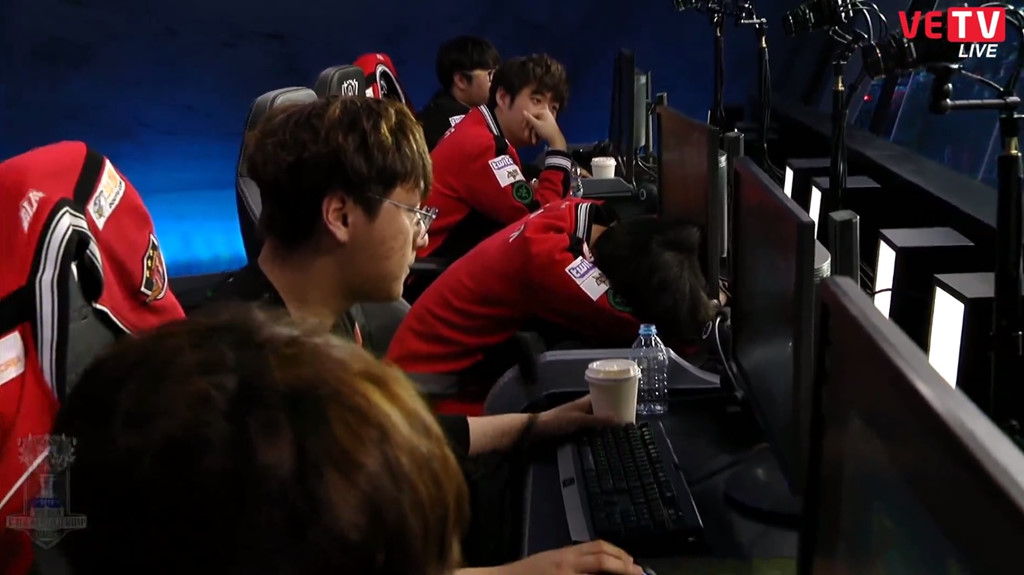 Quỷ vương Faker khóc nức nở sau chung kết thế giới LOL 2017