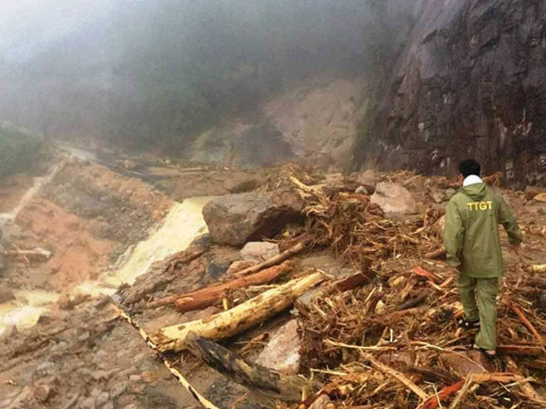 Đường Nha Trang - Đà Lạt tê liệt do bị đứt đường, sạt trượt
