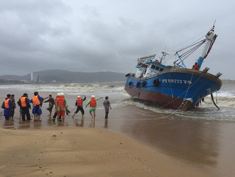 Tàu hàng không vào cảng trú bão, 3 thuyền viên tử vong, 24 thuyền viên mất tích