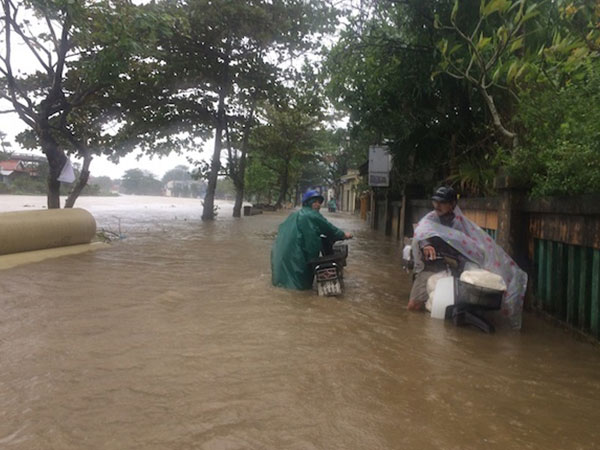 Miền Trung ngập sâu, giao thông tê liệt sau bão Damrey