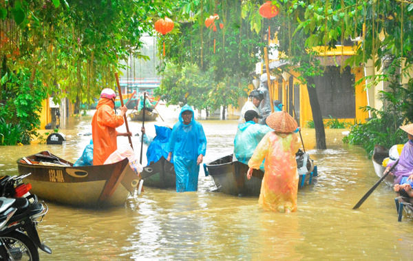 Miền Trung ngập sâu, giao thông tê liệt sau bão Damrey