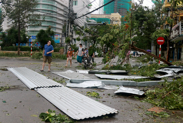 Miền Trung ngập sâu, giao thông tê liệt sau bão Damrey