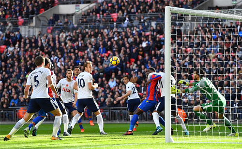 Son Heung-min ghi bàn, Tottenham bằng điểm Man Utd