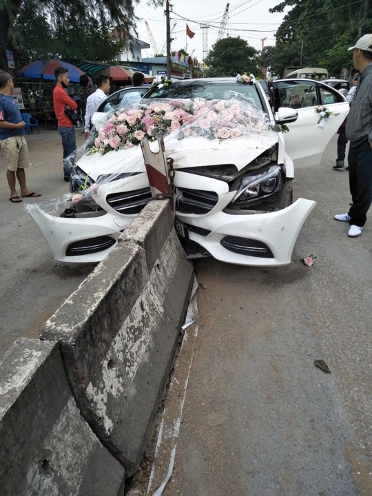 Xe Mercedes cưới đâm dải phân cách đầu tõe làm đôi, cô dâu chú rể an toàn