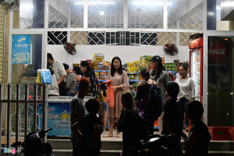 Xếp hàng mua đồ ăn sau bão ở Nha Trang