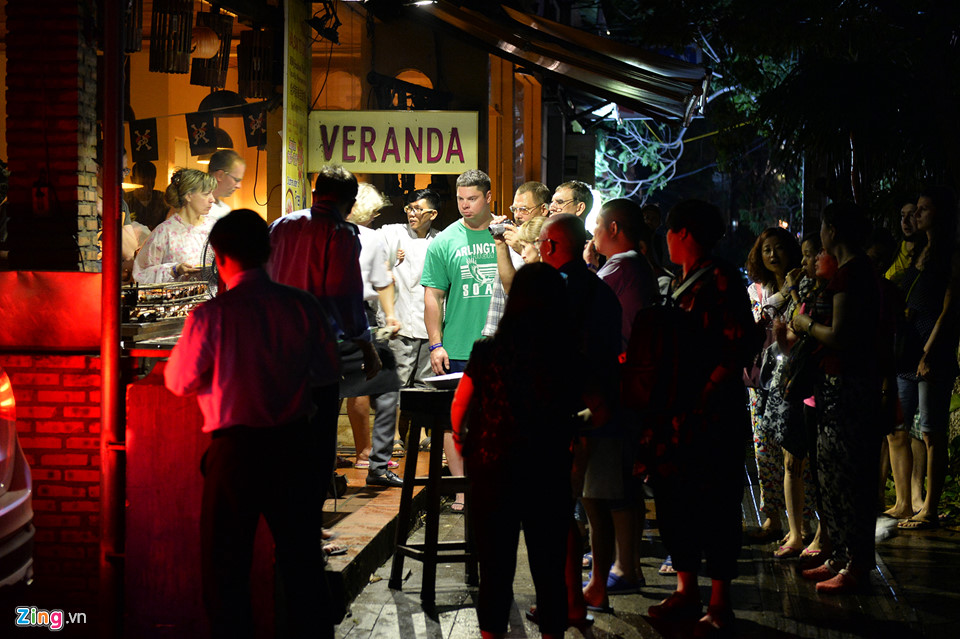 Xếp hàng mua đồ ăn sau bão ở Nha Trang