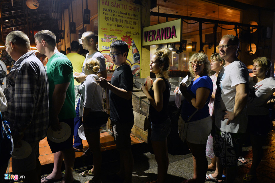 Xếp hàng mua đồ ăn sau bão ở Nha Trang