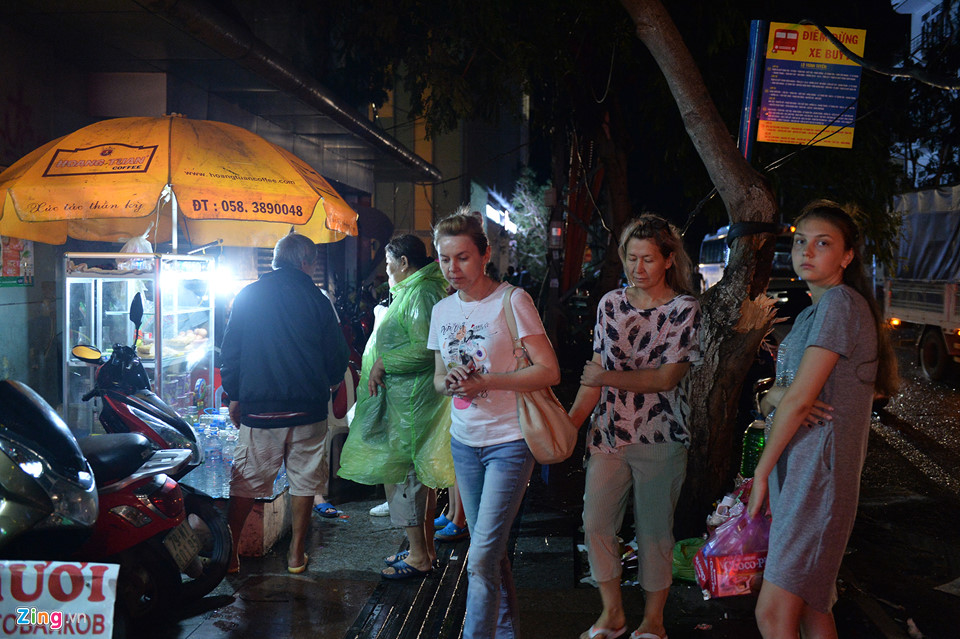 Xếp hàng mua đồ ăn sau bão ở Nha Trang