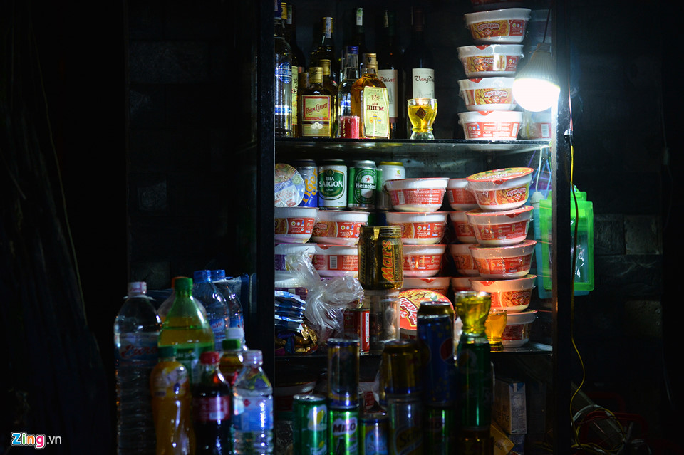 Xếp hàng mua đồ ăn sau bão ở Nha Trang