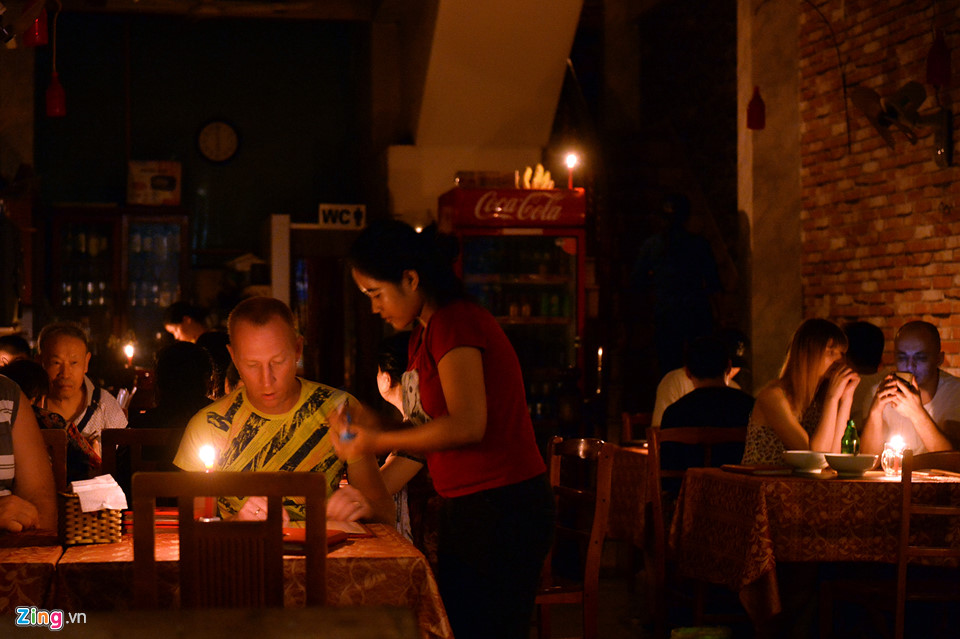 Xếp hàng mua đồ ăn sau bão ở Nha Trang