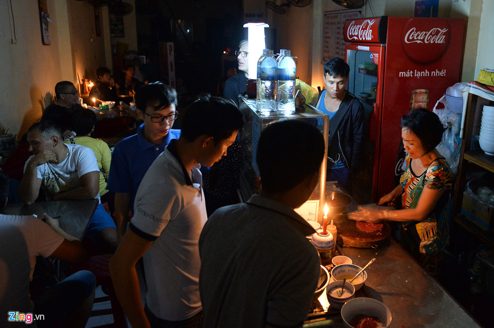 Xếp hàng mua đồ ăn sau bão ở Nha Trang