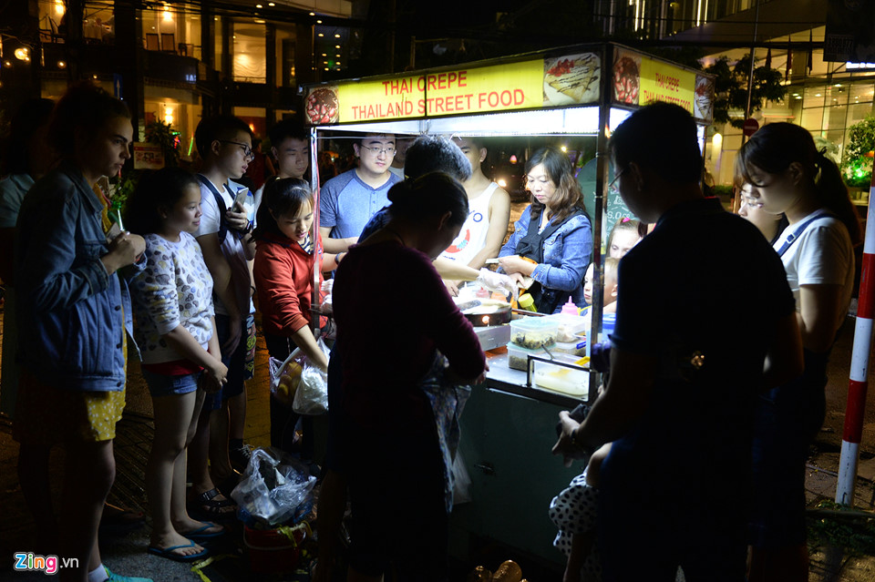 Xếp hàng mua đồ ăn sau bão ở Nha Trang