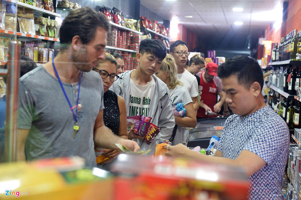 Xếp hàng mua đồ ăn sau bão ở Nha Trang