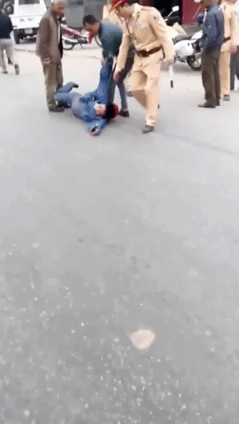 Xôn xao clip người đàn ông lăn lộn ra đường ăn vạ sau khi bị CSGT dừng xe vì vượt đèn đỏ Xôn xao clip người đàn ông lăn lộn ra đường ăn vạ sau khi bị CSGT dừng xe vì vượt đèn đỏ