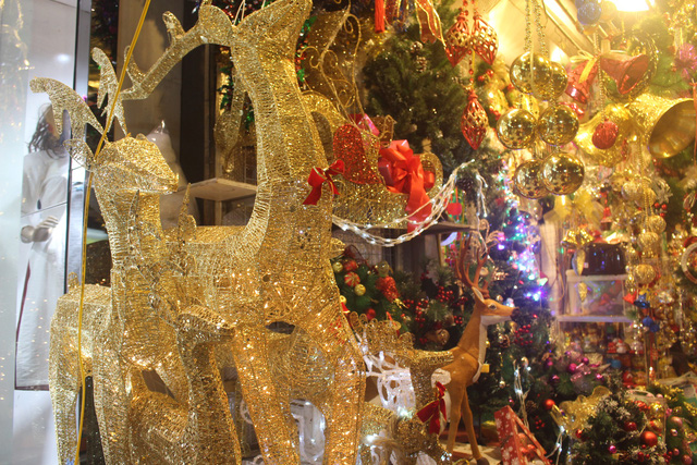 Thu chục triệu đồng/ngày nhờ bán đồ trang trí mùa Giáng sinh