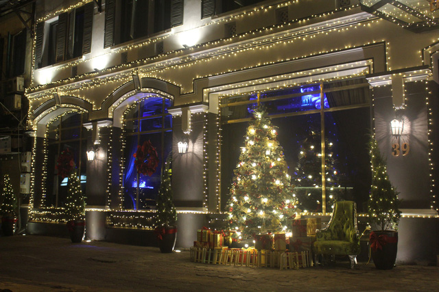 Thu chục triệu đồng/ngày nhờ bán đồ trang trí mùa Giáng sinh