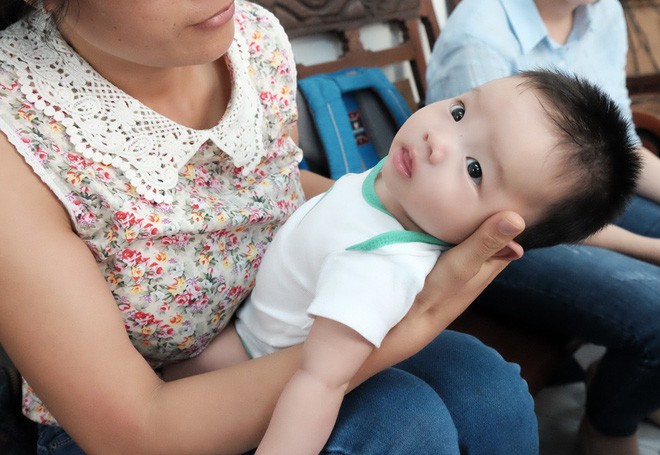 Người phụ nữ cưu mang bé trai bị bỏ rơi suốt 3 tháng trời có nguy cơ không được nhận con nuôi