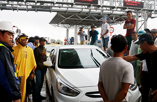 Lãnh đạo trạm BOT ở Khánh Hòa đối thoại với tài xế dùng tiền lẻ