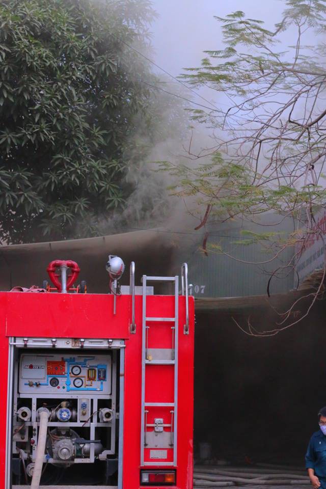 Hà Nội: Garage ô tô bất ngờ bốc cháy khi nhân viên đang nghỉ trưa