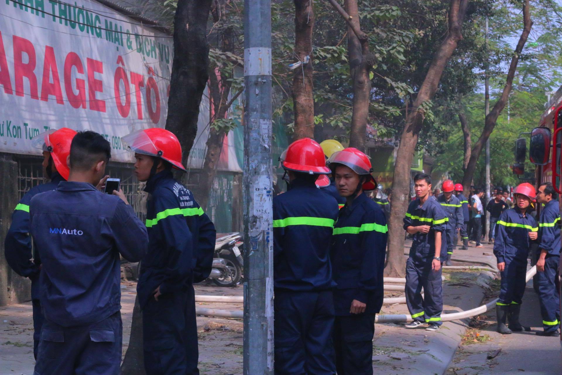 Hà Nội: Garage ô tô bất ngờ bốc cháy khi nhân viên đang nghỉ trưa