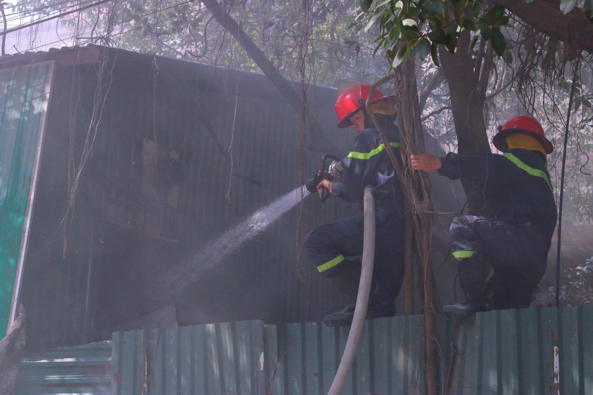 Hà Nội: Garage ô tô bất ngờ bốc cháy khi nhân viên đang nghỉ trưa