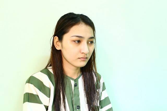 Bị yêu cầu dừng xe kiểm tra, cô gái 20 tuổi xinh như hot girl đánh xé áo công an giữa đường