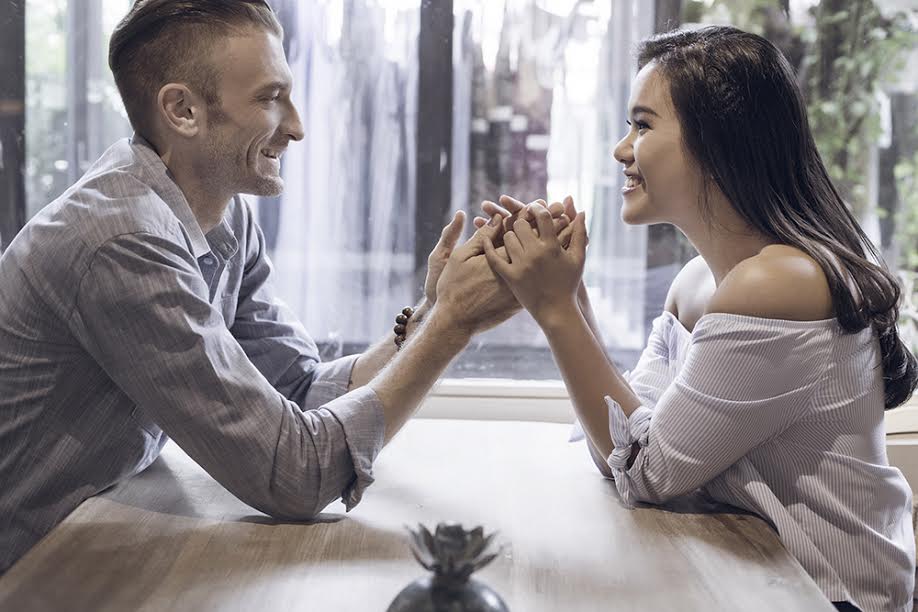 Lý do gì khiến nhiều sao nữ Việt chọn yêu và cưới đàn ông Tây?