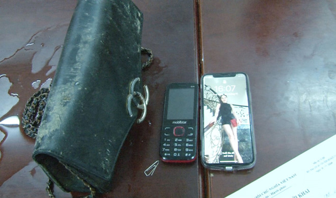 Cô gái bị cướp túi xách đựng iPhone X trước quán karaoke