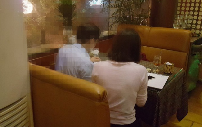 Sự cố bất ngờ trong đám cưới giả của con gái, đại gia đá quý thót tim