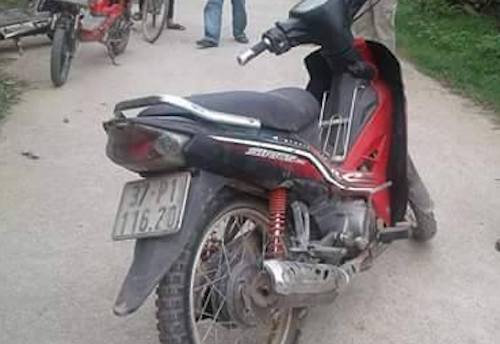 Cẩu tặc ra đầu thú sau khi cướp xe máy của người dân