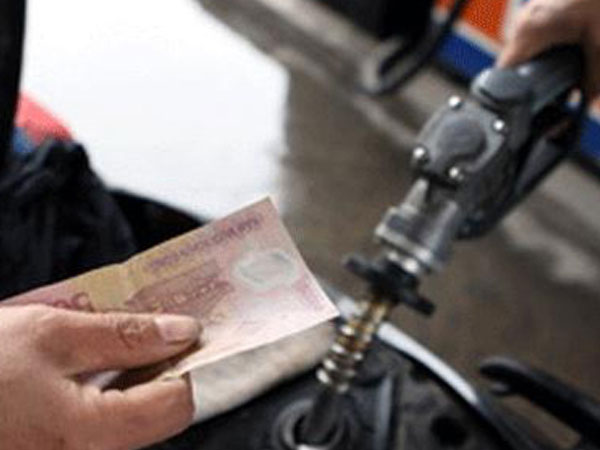 Giữ nguyên giá bán lẻ xăng, tăng giá dầu diesel