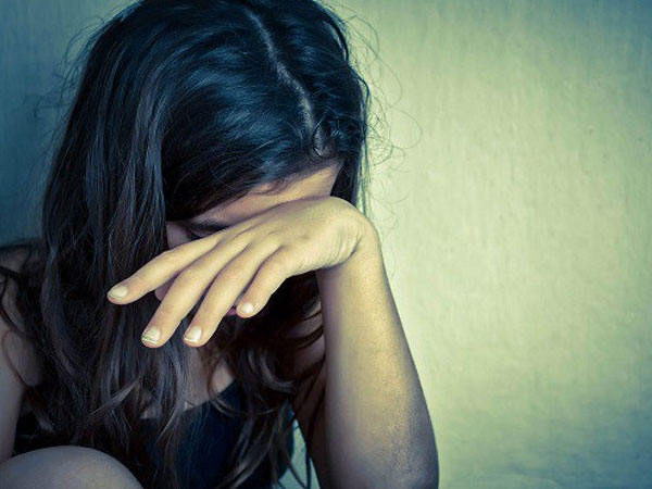 Khi ngồi rửa 12 mâm bát đũa, em muốn khóc mà vẫn phải cố kìm nước mắt vì sợ bị chê trách