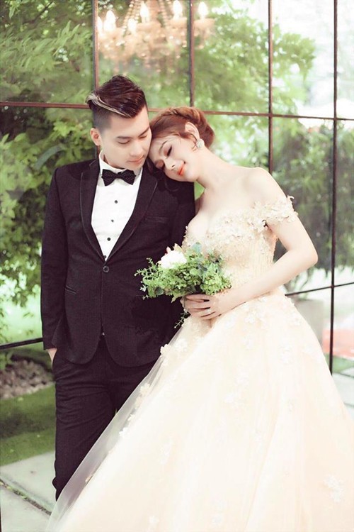 Chưa chính thức làm dâu, Lâm Khánh Chi đã được bố mẹ chồng hết mực cưng chiều